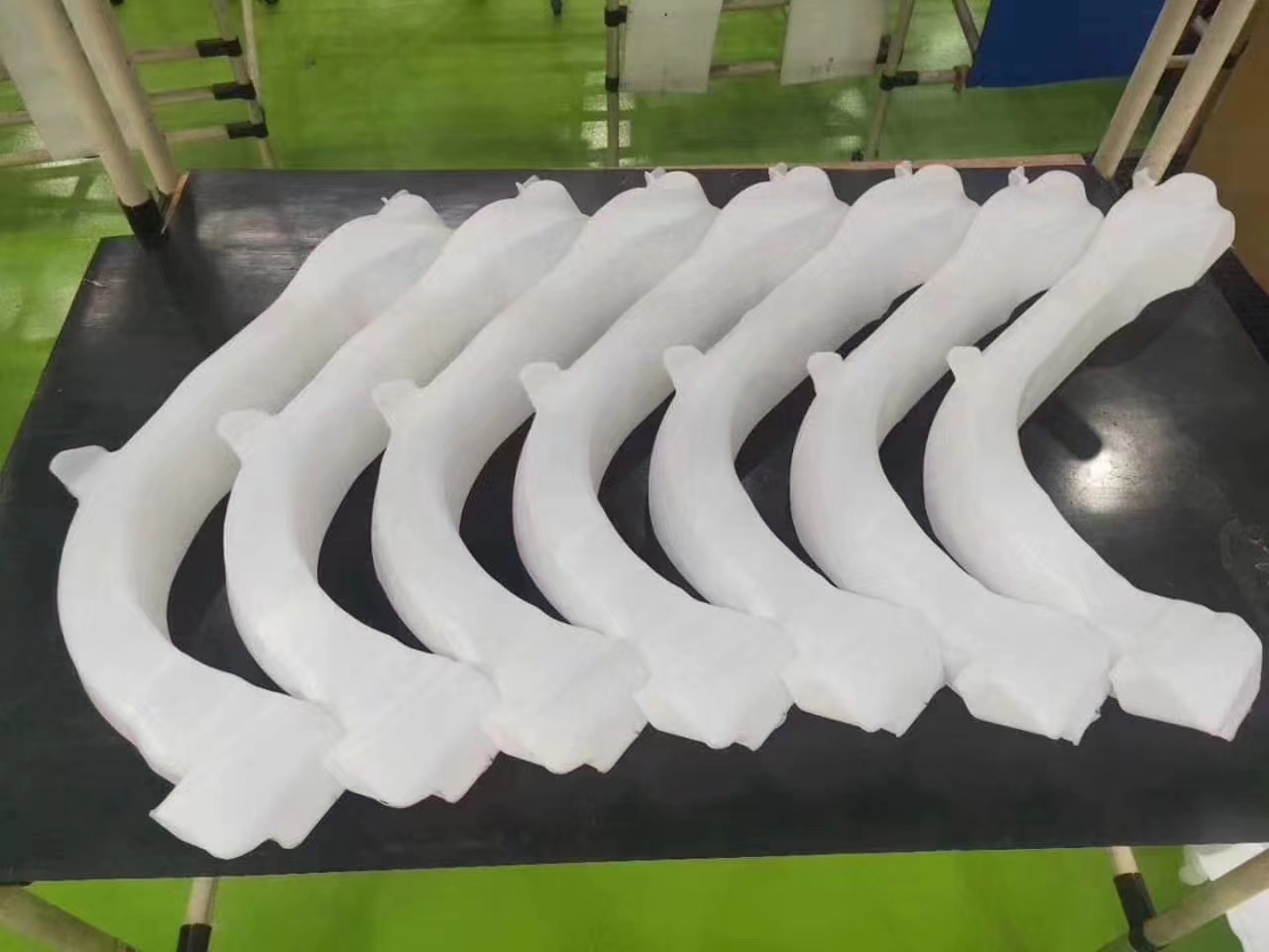 Jwell 自動エアダクト・オイルフィラーパイプ用三次元ブロー成形機（ロボット）